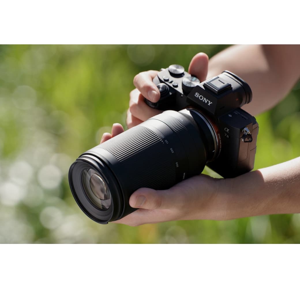 Black Tamron 70-300mm f/4.5-6.3 Di III RXD Sony FE-Mount.4