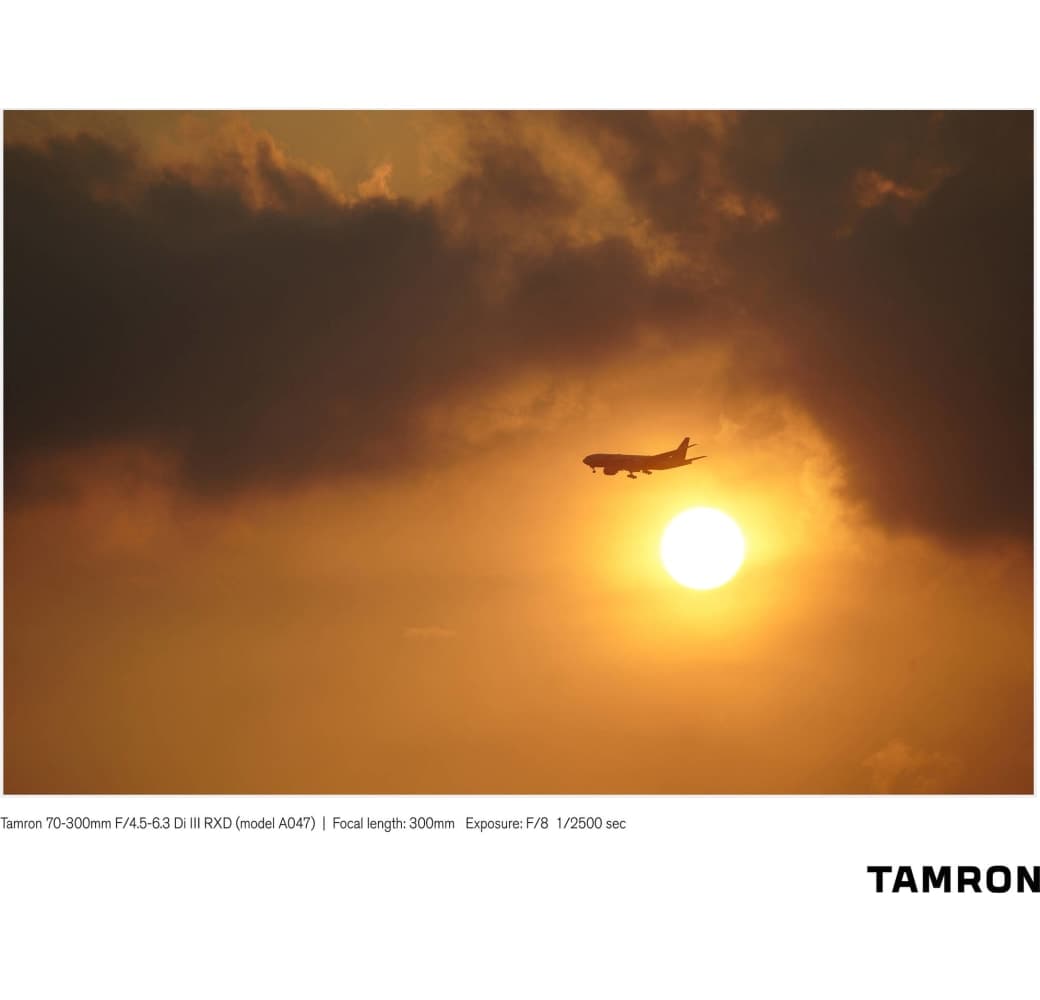 Black Tamron 70-300mm f/4.5-6.3 Di III RXD Sony FE-Mount.8