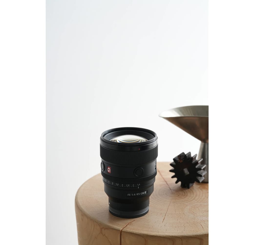 Black Sony FE 85mm F/1.4 GM II.7